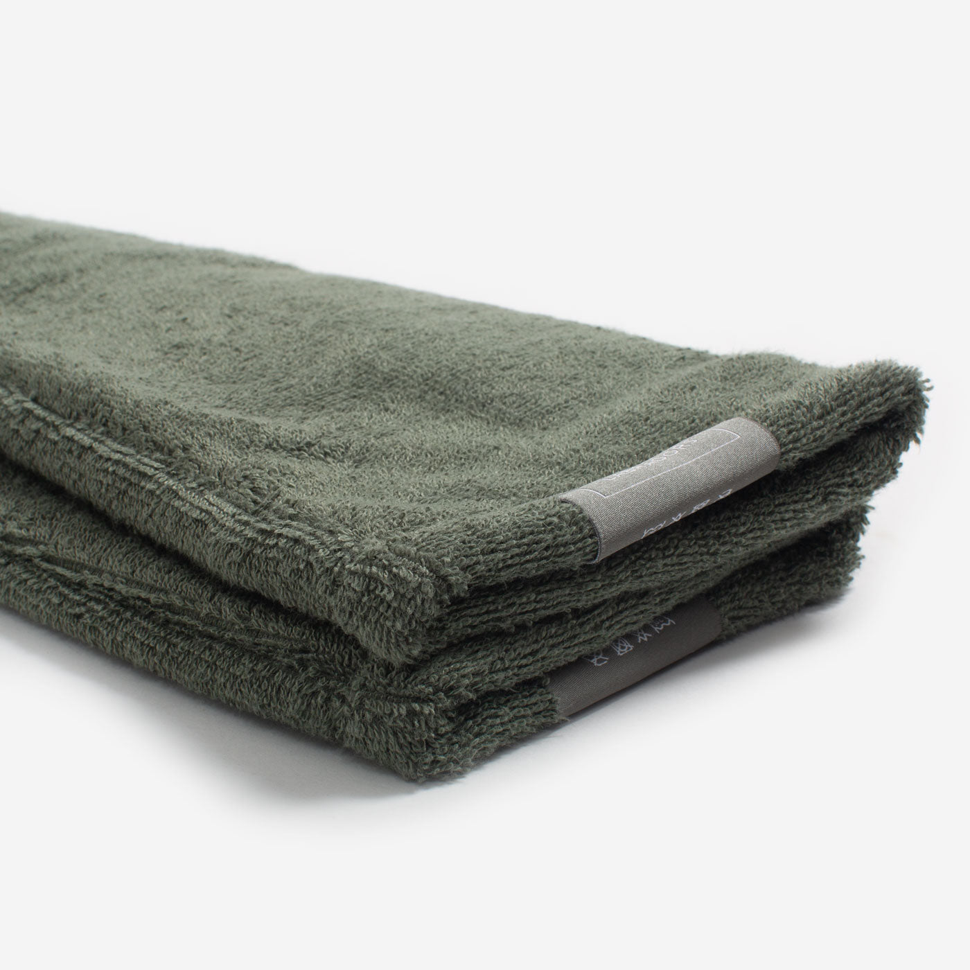 Introducing the ultimate bamboo dog drying mitts in beautiful fir green, made from luxurious bamboo to aid sensitive skin featuring universal size to fit all with super absorbent material for easy pet drying! The perfect dog drying gloves, available now at Lords & Labradors US, In four colors!
