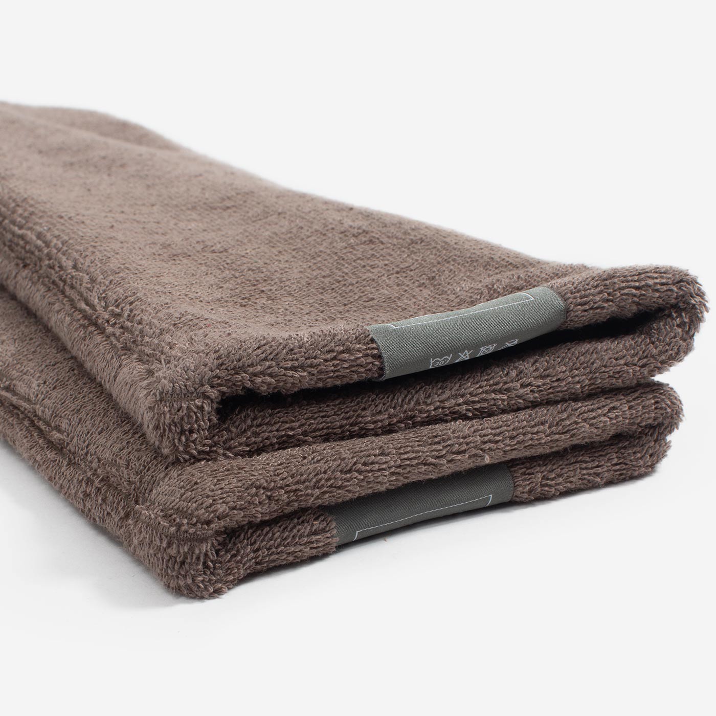 Introducing the ultimate bamboo dog drying mitts in beautiful Mole (Brown), made from luxurious bamboo to aid sensitive skin featuring universal size to fit all with super absorbent material for easy pet drying! The perfect dog drying gloves, available now at Lords & Labradors US, In four colors!