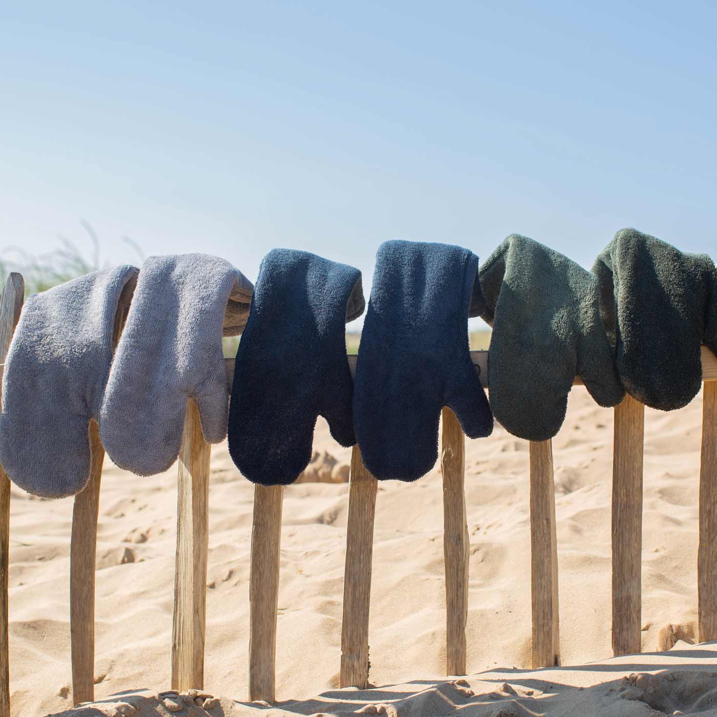 Introducing the ultimate bamboo dog drying mitts in beautiful grey Gun Metal, made from luxurious bamboo to aid sensitive skin featuring universal size to fit all with super absorbent material for easy pet drying! The perfect dog drying gloves, available now at Lords & Labradors US, In four colors!