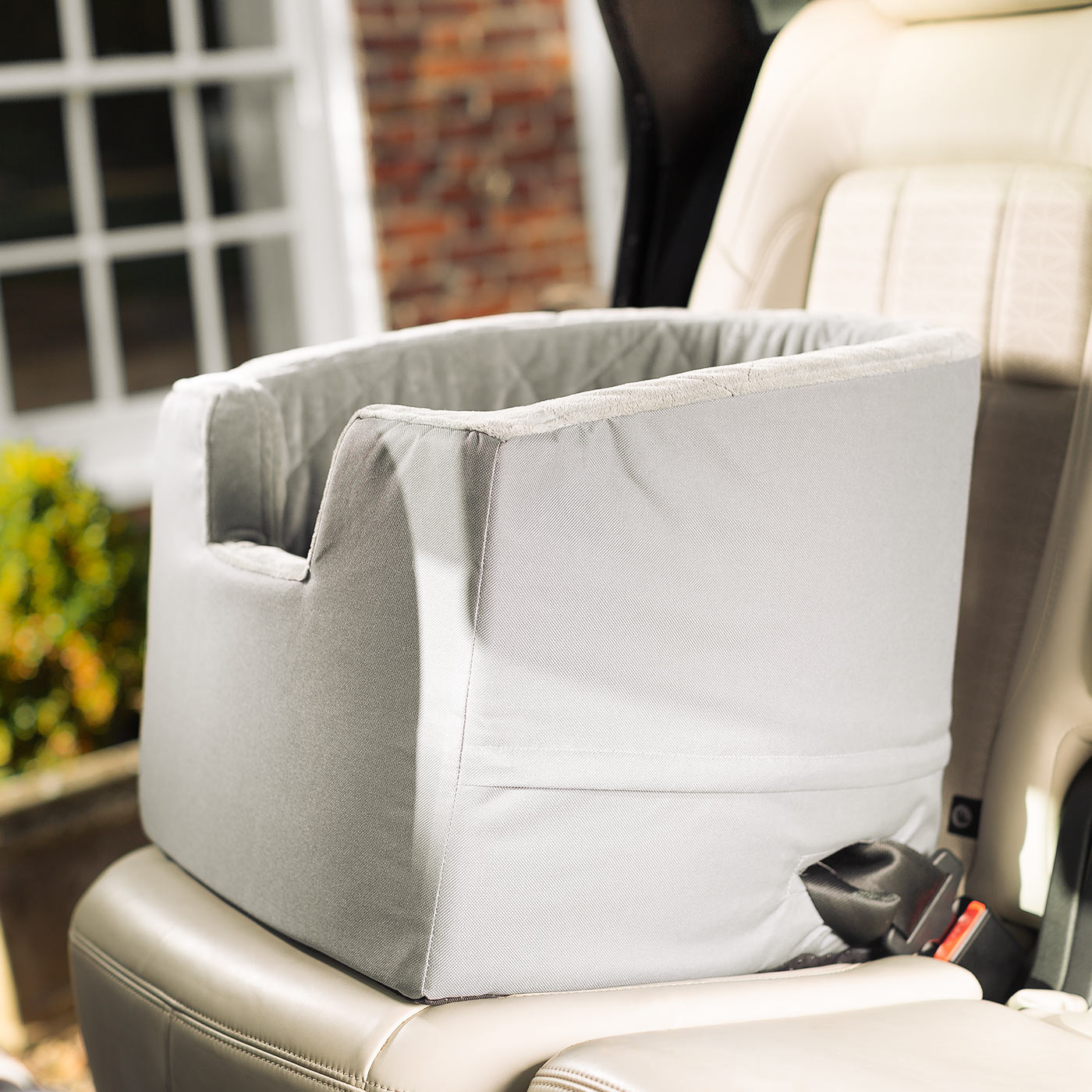 Embark on the perfect pet travel with our luxury car booster seat! Featuring removable cushion with foam padding for extra comfort! Available now at Lords & Labradors US