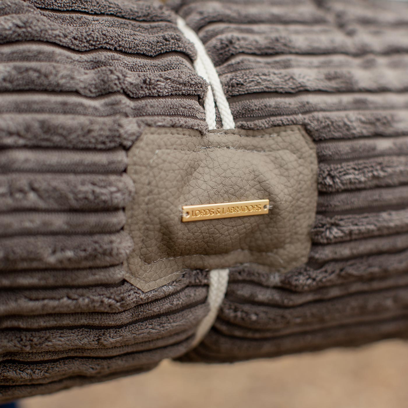 Embark on the perfect pet travel with our luxury Travel Mat in Essentials Dark Grey. Featuring a Carry handle for on the move once Rolled up for easy storage, can be used as a seat cover, boot mat or travel bed! Available now at Lords & Labradors US