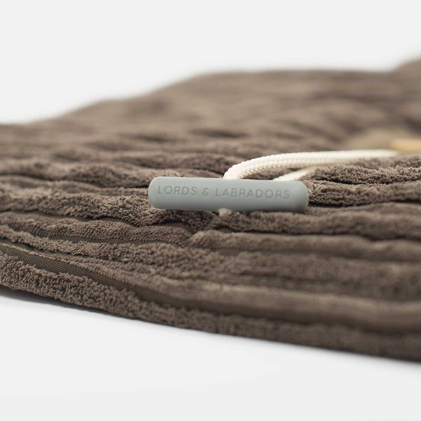 Embark on the perfect pet travel with our luxury Travel Mat in Essentials Dark Grey. Featuring a Carry handle for on the move once Rolled up for easy storage, can be used as a seat cover, boot mat or travel bed! Available now at Lords & Labradors US