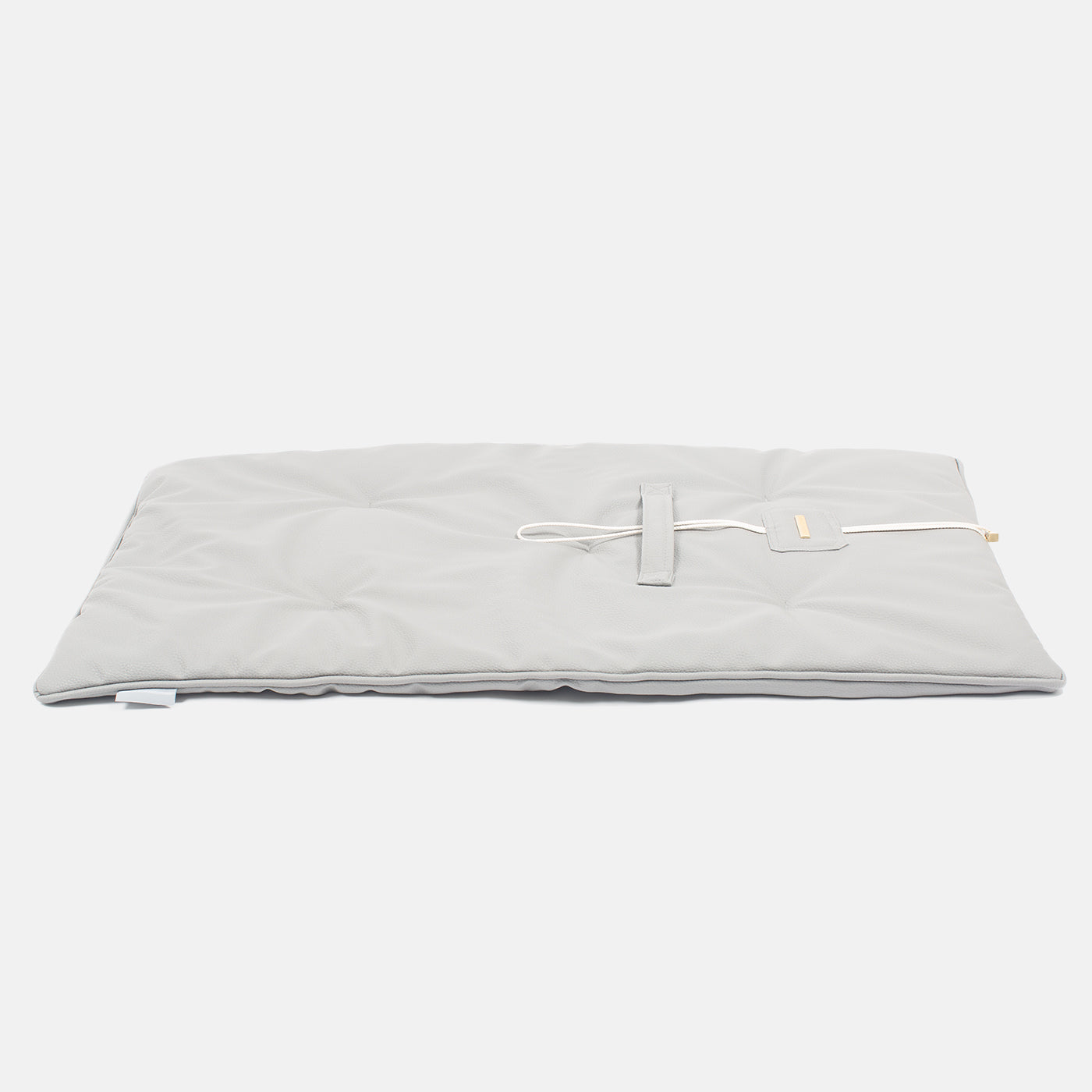 Embark on the perfect pet travel with our luxury Travel Mat in Rhino Granite. Featuring a Carry handle for on the move once Rolled up for easy storage, can be used as a seat cover, boot mat or travel bed! Available now at Lords & Labradors US