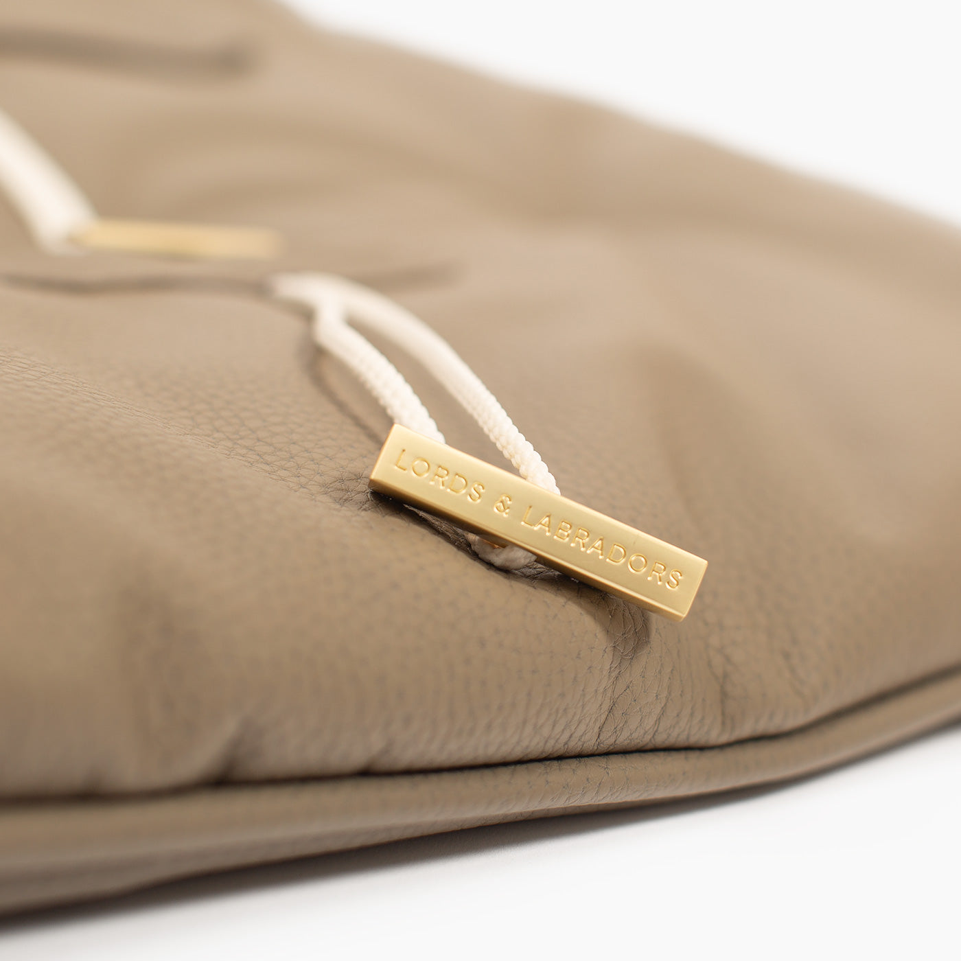 Embark on the perfect pet travel with our luxury Travel Mat in Rhino Camel. Featuring a Carry handle for on the move once Rolled up for easy storage, can be used as a seat cover, boot mat or travel bed! Available now at Lords & Labradors US