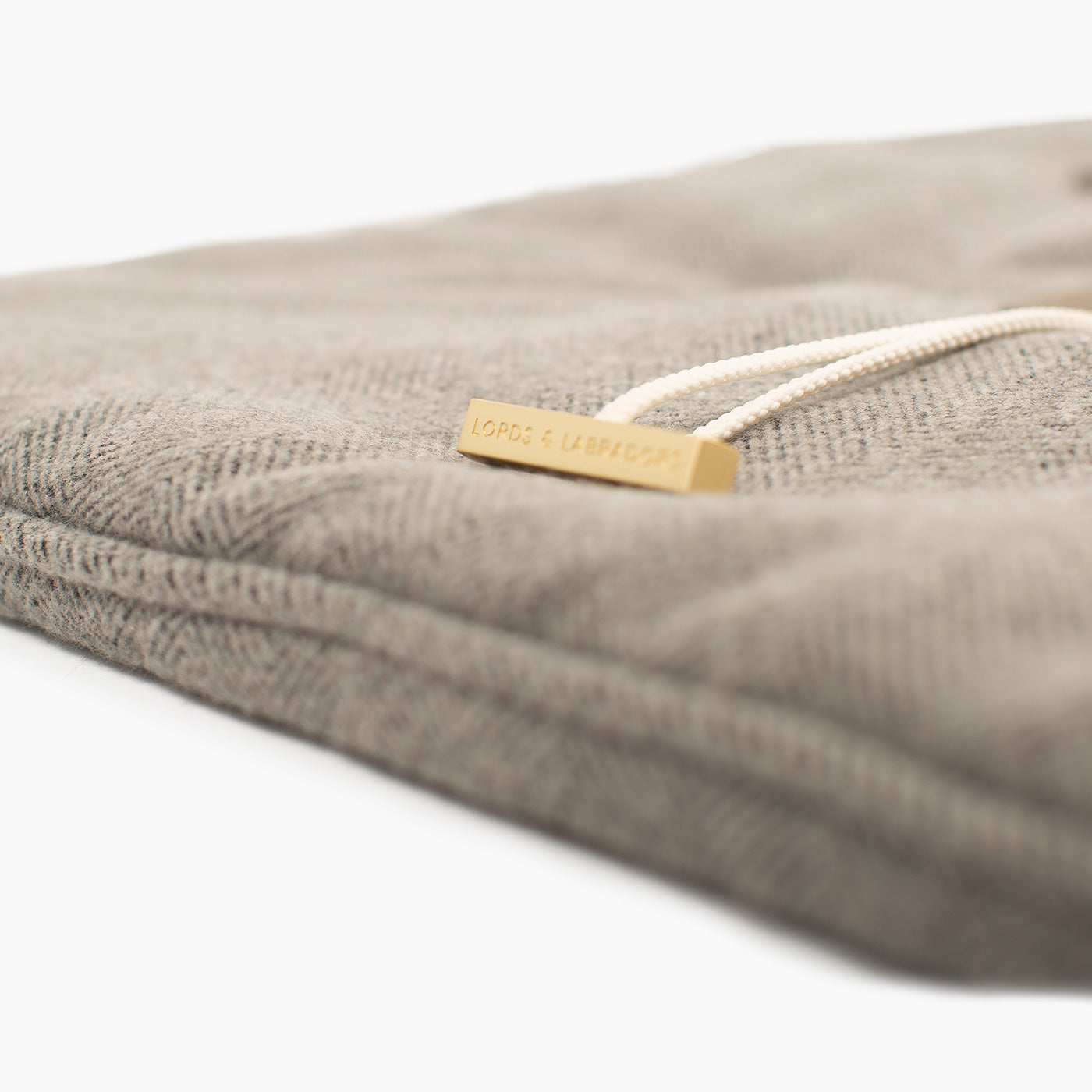 Embark on the perfect pet travel with our luxury Travel Mat in Pewter Herringbone. Featuring a Carry handle for on the move once Rolled up for easy storage, can be used as a seat cover, boot mat or travel bed! Available now at Lords & Labradors US