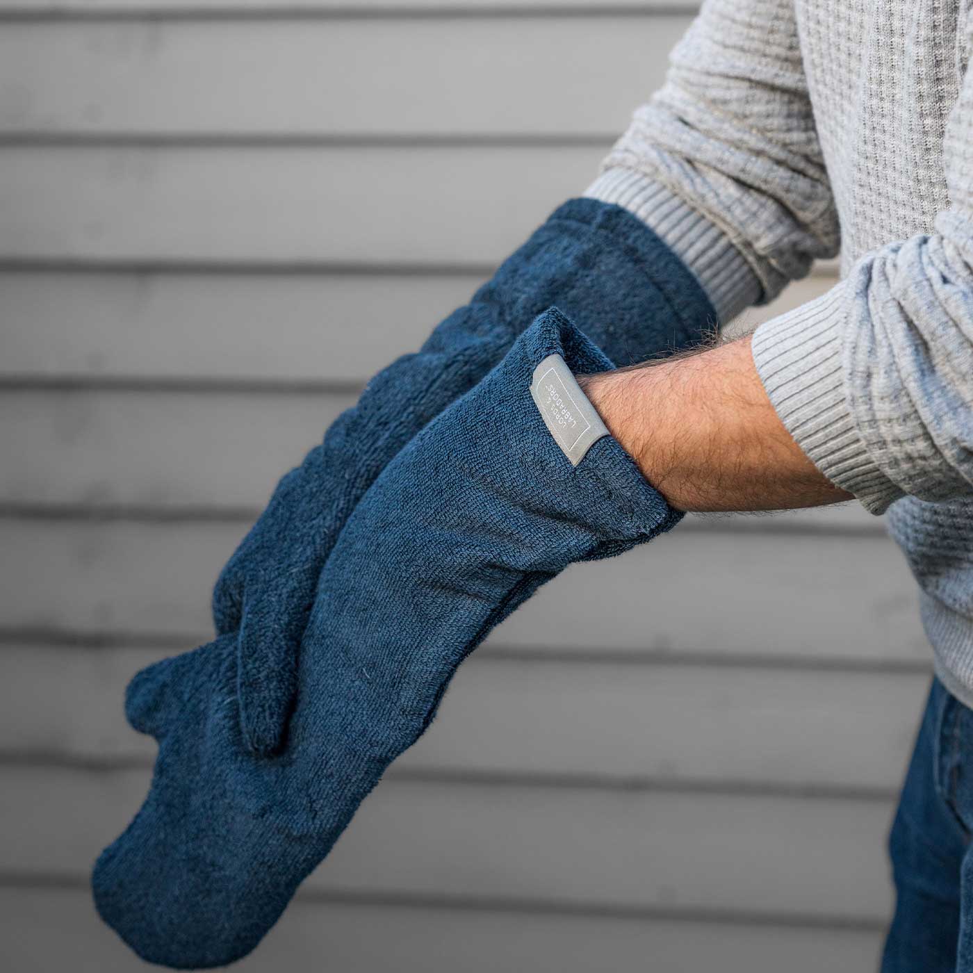 Introducing the ultimate bamboo dog drying mitts in beautiful Navy, made from luxurious bamboo to aid sensitive skin featuring universal size to fit all with super absorbent material for easy pet drying! The perfect dog drying gloves, available now at Lords & Labradors US, In four colors!