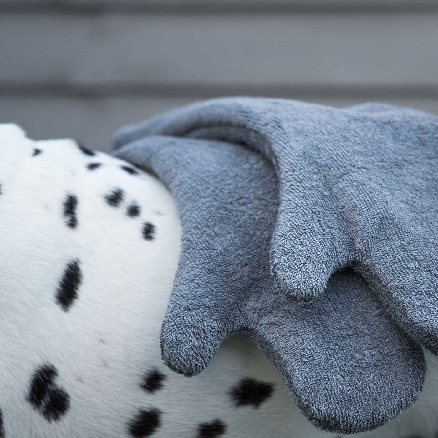 Introducing the ultimate bamboo dog drying mitts in beautiful grey Gun Metal, made from luxurious bamboo to aid sensitive skin featuring universal size to fit all with super absorbent material for easy pet drying! The perfect dog drying gloves, available now at Lords & Labradors US, In four colors!