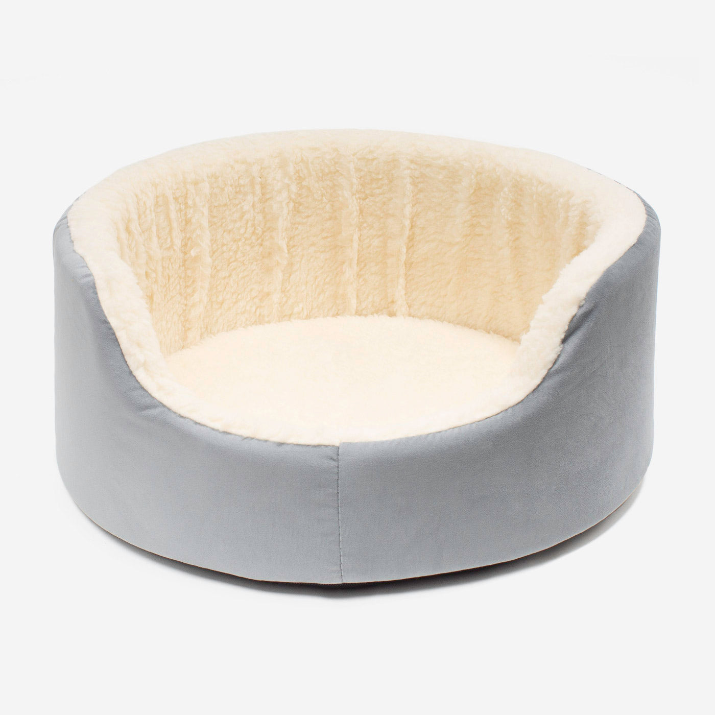 Discover our luxurious dog bed perfect for puppy growing! Crafted from plush sherpa, faux suede outer and complete with soft foam inner to present the ideal dog bed for puppies to grow! Available now at Lords & Labradors US