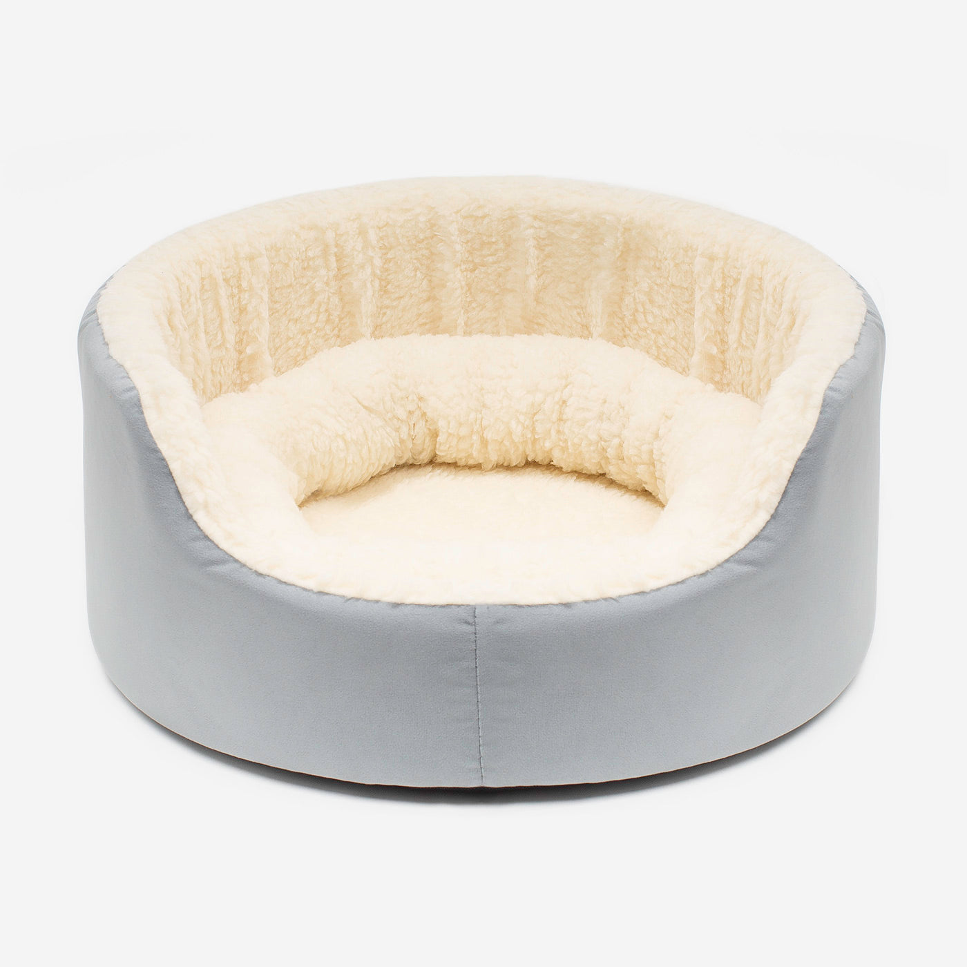 Discover our luxurious dog bed perfect for puppy growing! Crafted from plush sherpa, faux suede outer and complete with soft foam inner to present the ideal dog bed for puppies to grow! Available now at Lords & Labradors US