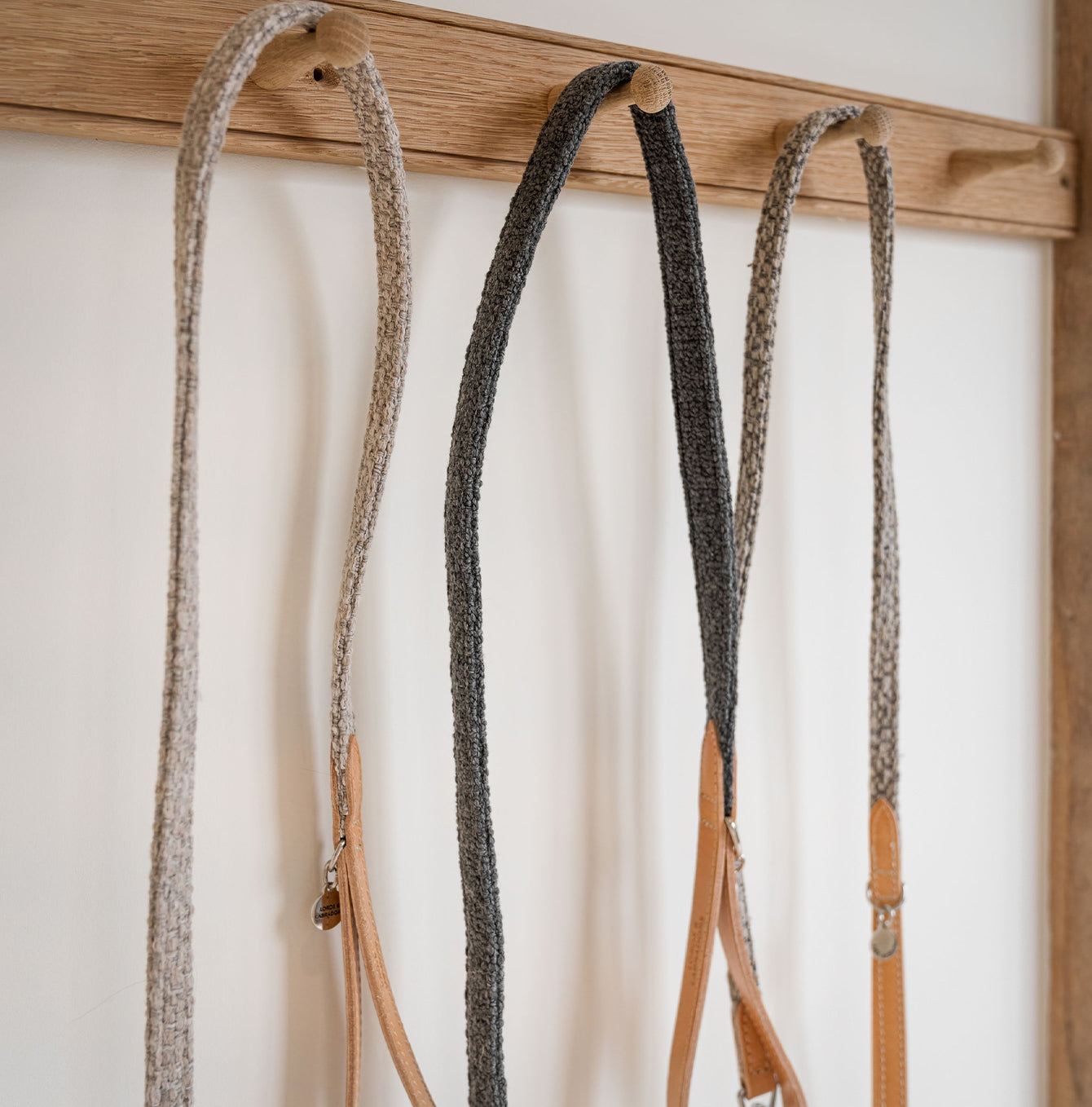 Discover dog walking luxury with our handcrafted Italian Herdwick dog leash in beautiful pebble with woven light grey fabric! The perfect leash for dogs available now at Lords & Labradors US