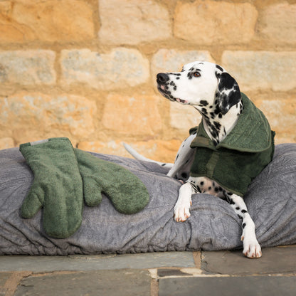 Introducing the ultimate bamboo dog drying mitts in beautiful fir green, made from luxurious bamboo to aid sensitive skin featuring universal size to fit all with super absorbent material for easy pet drying! The perfect dog drying gloves, available now at Lords & Labradors US, In four colors!