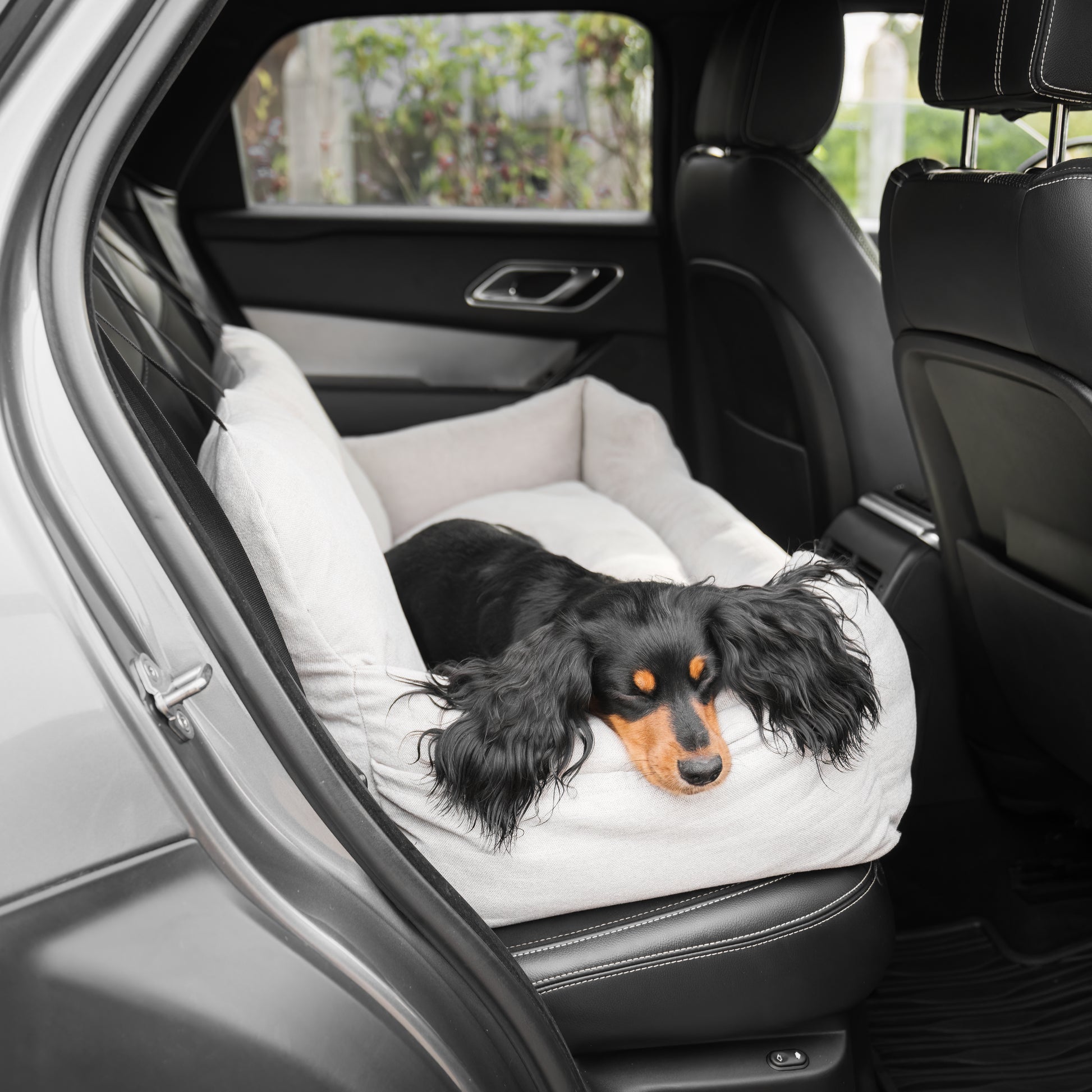 Embark on the perfect pet travel with our luxury Double Easy Traveller Seat, in two colors Truffle and Slate! Featuring removable inner cushion with cover for easy cleaning! Available now at Lords & Labradors US