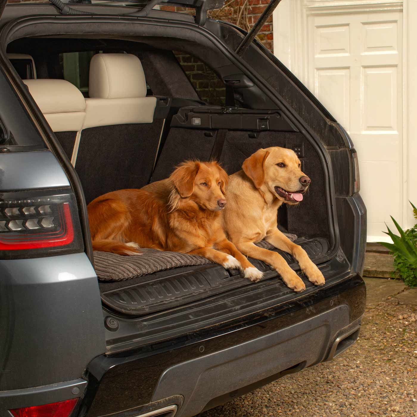 Embark on the perfect pet travel with our luxury Travel Mat in Essentials Dark Grey. Featuring a Carry handle for on the move once Rolled up for easy storage, can be used as a seat cover, boot mat or travel bed! Available now at Lords & Labradors US