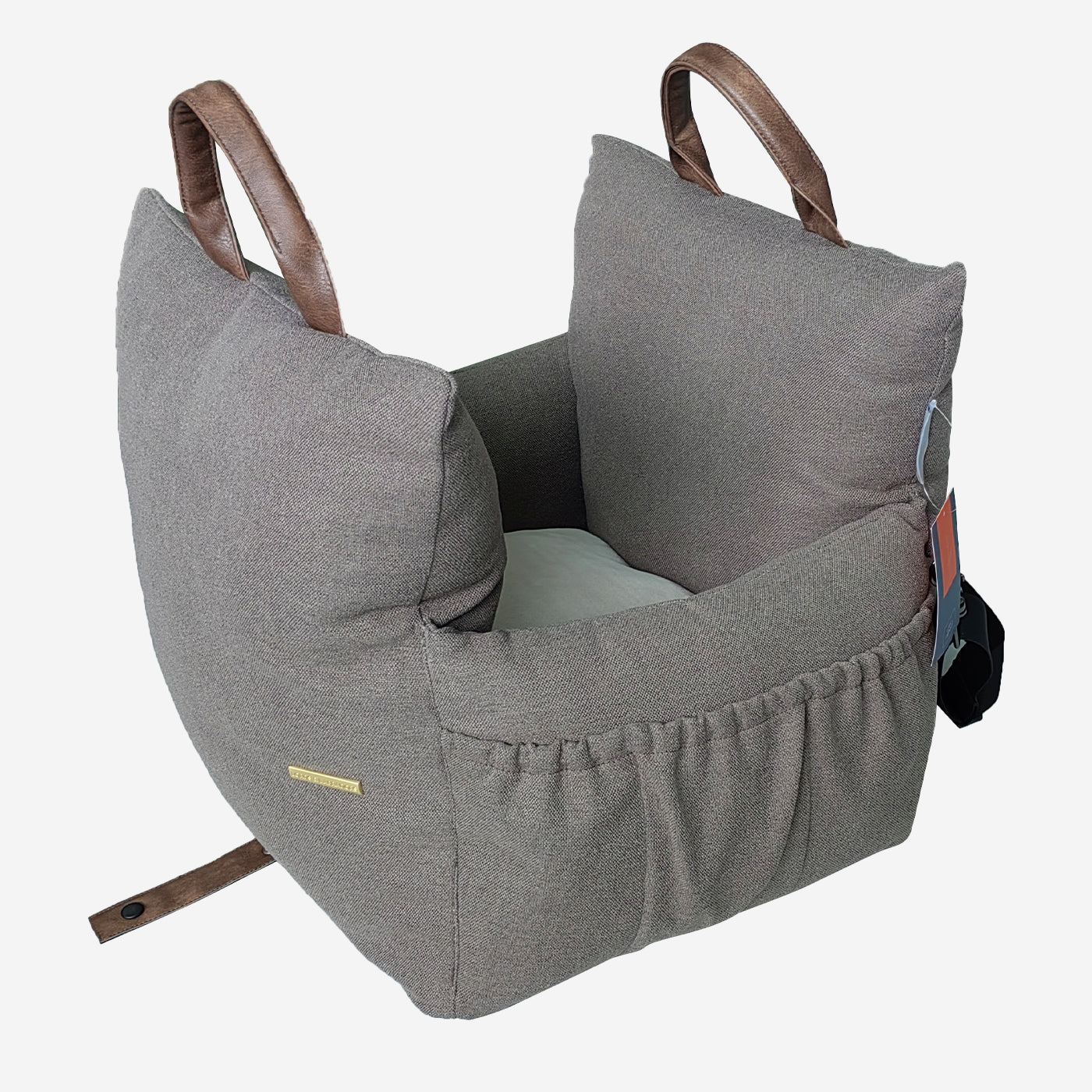 Embark on the perfect pet travel with our luxury Easy Traveller Seat, in Slate and Truffle! Featuring removable inner cushion with with cover for easy cleaning! Available now at Lords & Labradors US