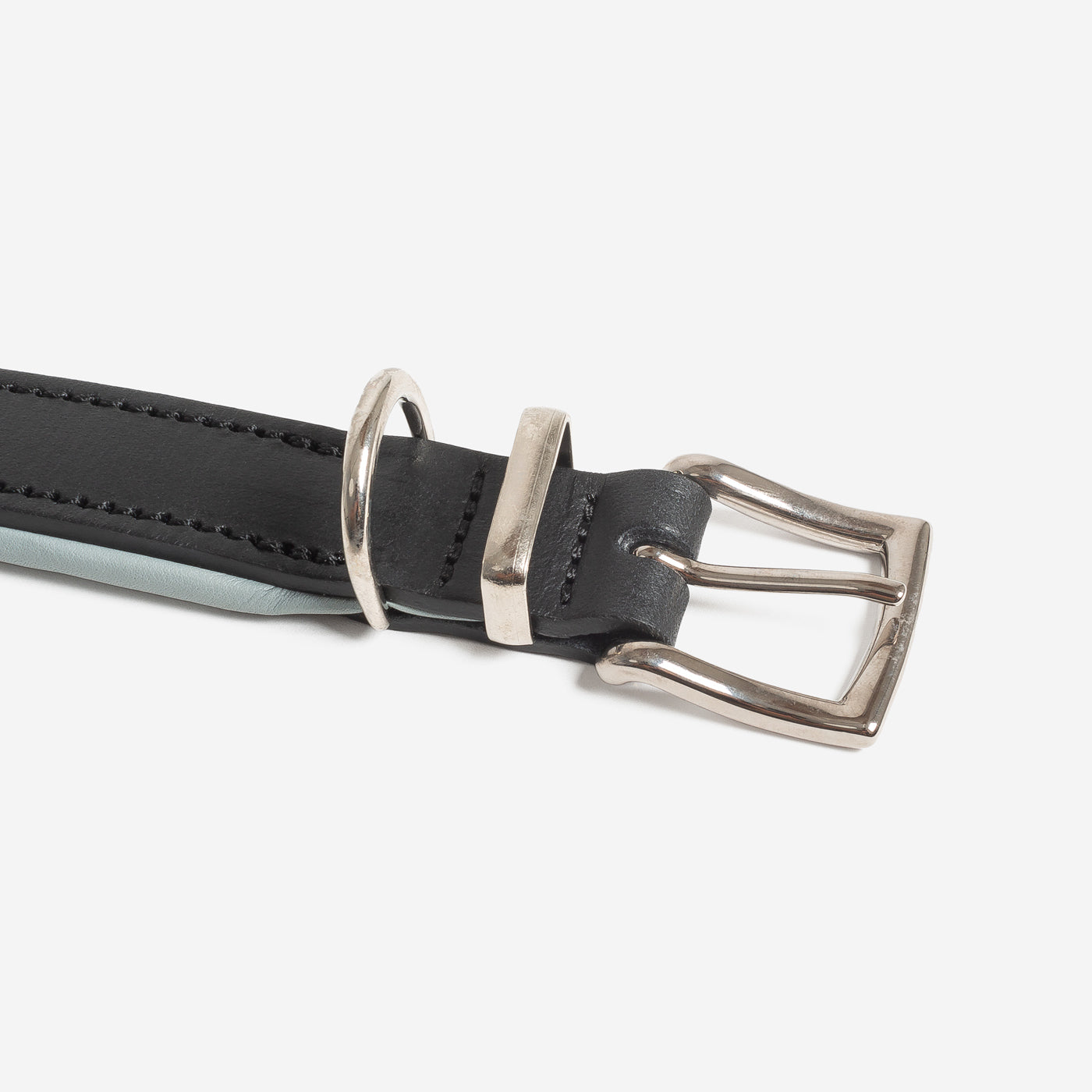 Discover dog walking luxury with our handcrafted Italian padded leather dog collar in Black & Grey! The perfect collar for dogs available now at Lords & Labradors US