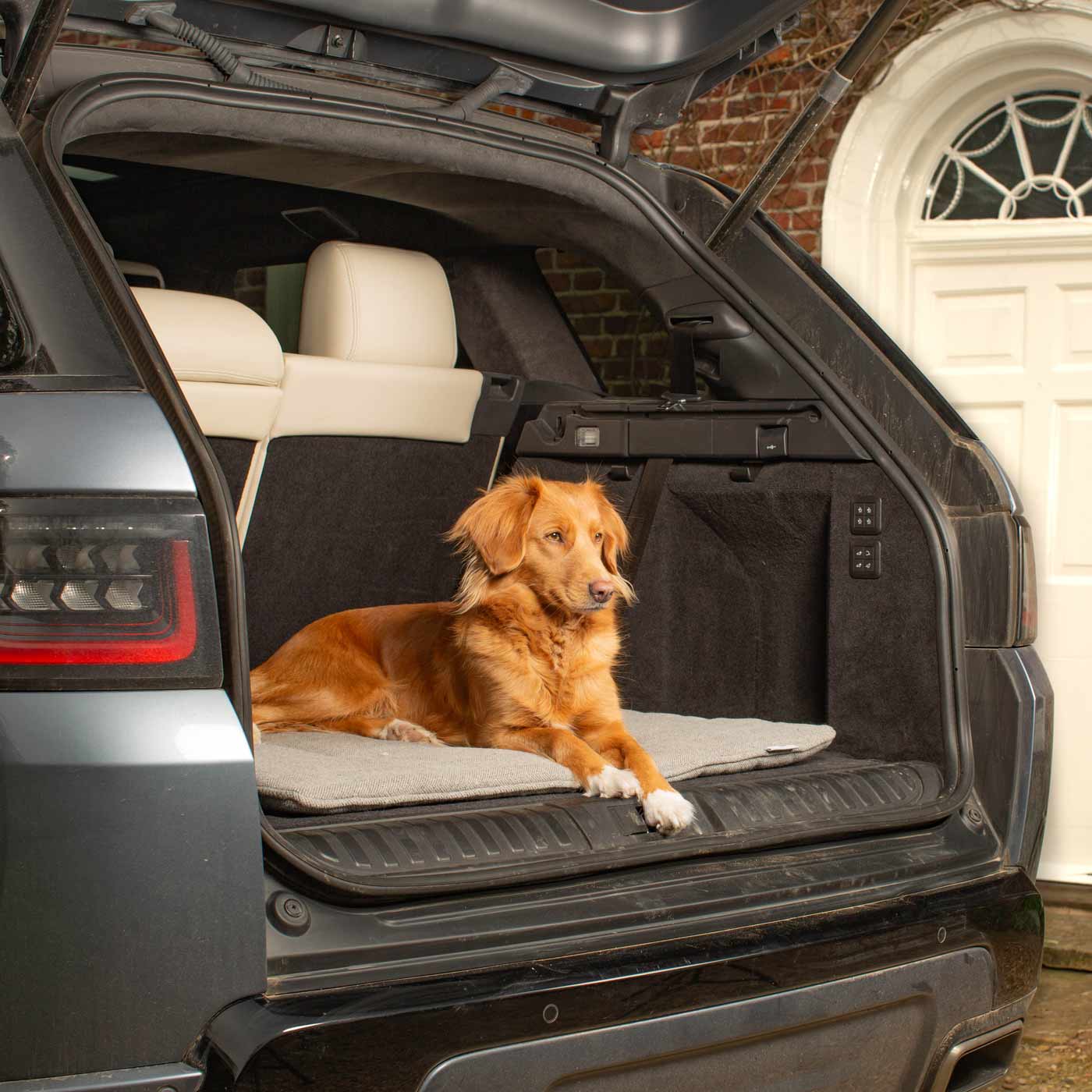 Embark on the perfect pet travel with our luxury Travel Mat in Pewter Herringbone. Featuring a Carry handle for on the move once Rolled up for easy storage, can be used as a seat cover, boot mat or travel bed! Available now at Lords & Labradors US