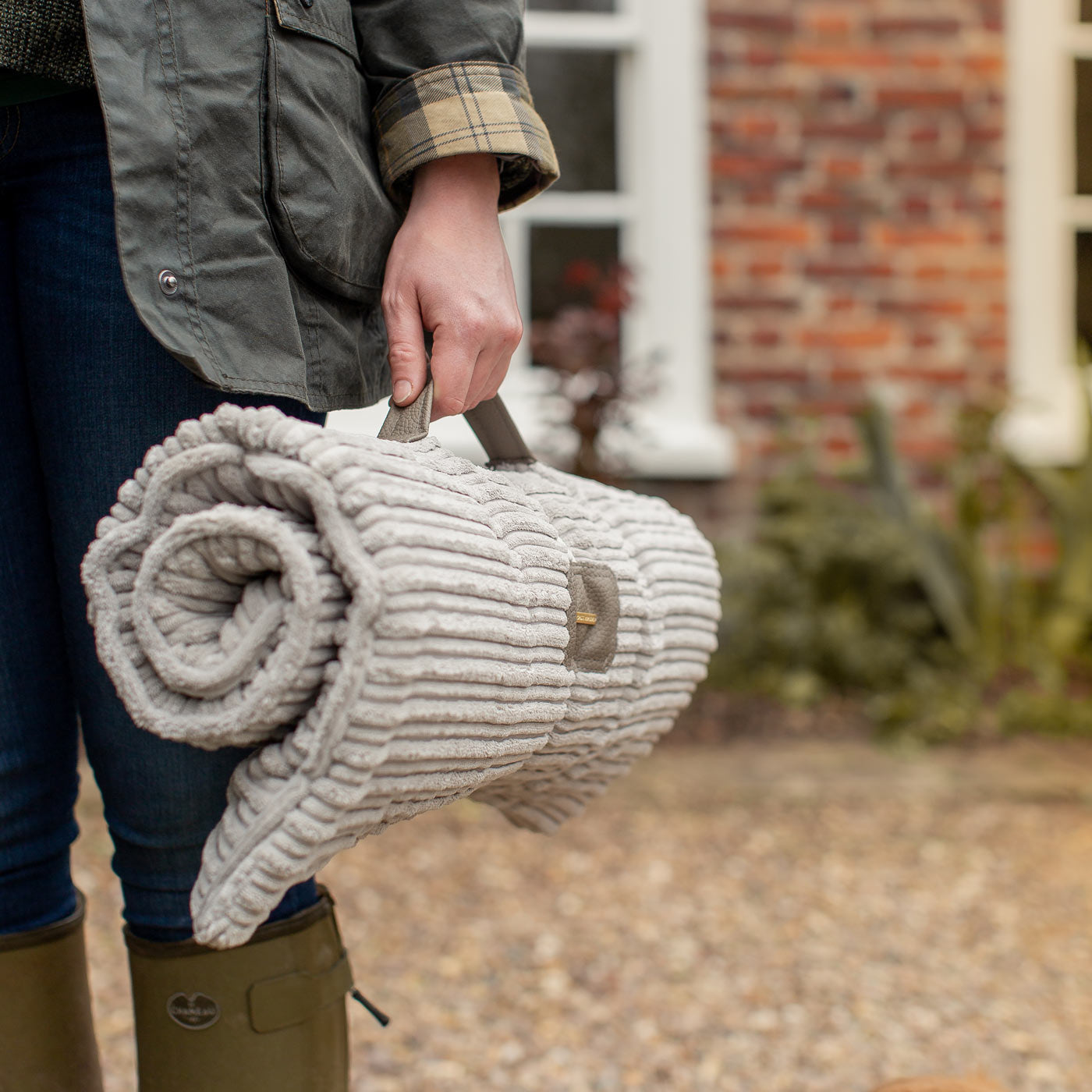 Embark on the perfect pet travel with our luxury Travel Mat in Essentials Light Grey. Featuring a Carry handle for on the move once Rolled up for easy storage, can be used as a seat cover, boot mat or travel bed! Available now at Lords & Labradors US