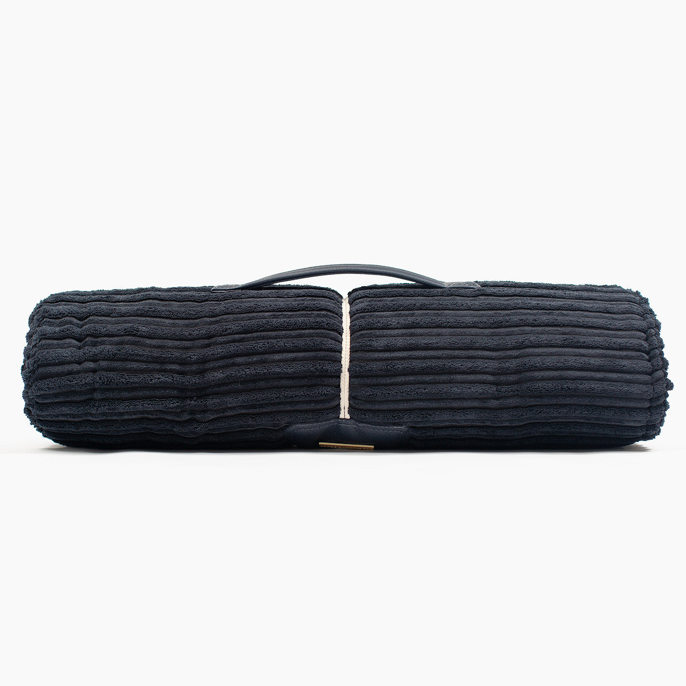 Embark on the perfect pet travel with our luxury Travel Mat in Essentials Navy. Featuring a Carry handle for on the move once Rolled up for easy storage, can be used as a seat cover, boot mat or travel bed! Available now at Lords & Labradors US