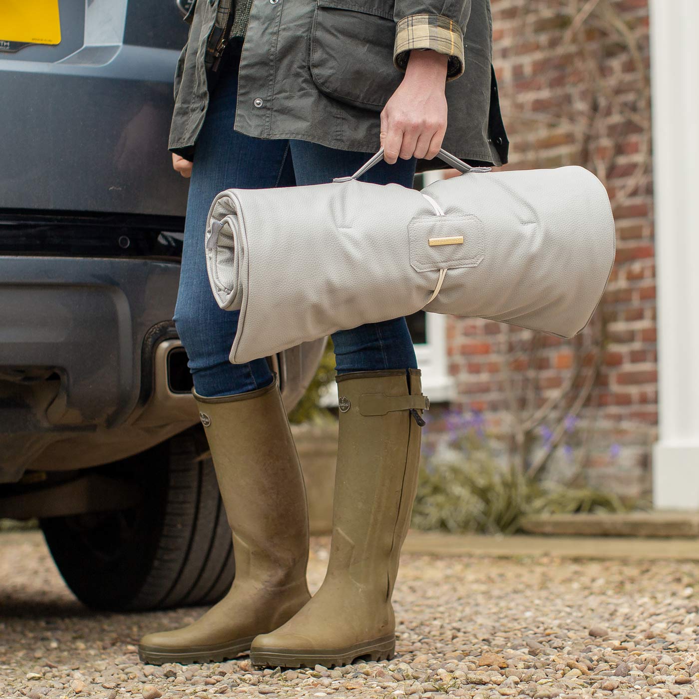 Embark on the perfect pet travel with our luxury Travel Mat in Rhino Granite. Featuring a Carry handle for on the move once Rolled up for easy storage, can be used as a seat cover, boot mat or travel bed! Available now at Lords & Labradors US