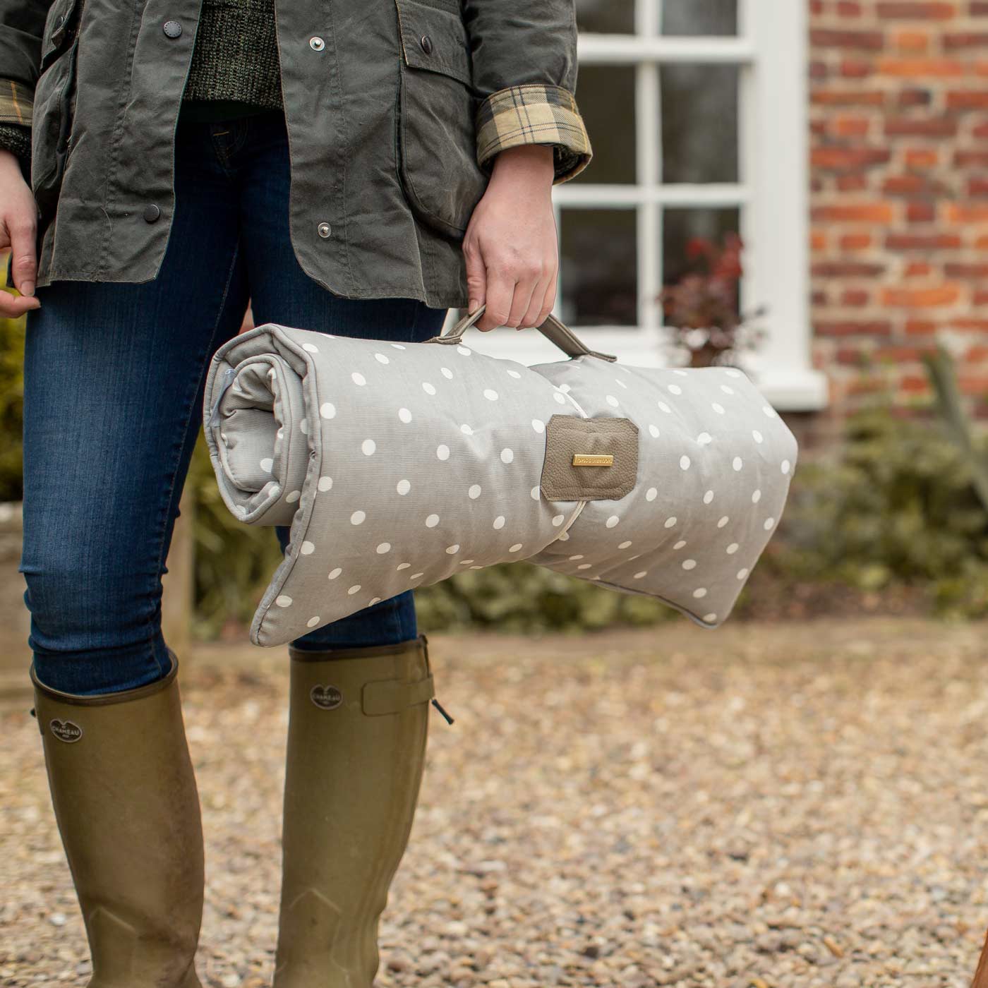 Embark on the perfect pet travel with our luxury Travel Mat in Grey Spot. Featuring a Carry handle for on the move once Rolled up for easy storage, can be used as a seat cover, boot mat or travel bed! Available now at Lords & Labradors US