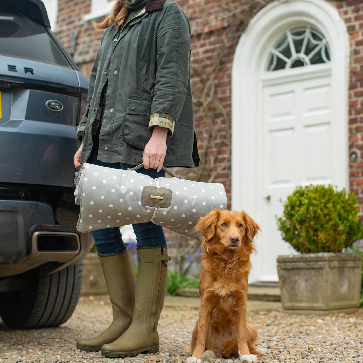 Embark on the perfect pet travel with our luxury Travel Mat in Grey Spot. Featuring a Carry handle for on the move once Rolled up for easy storage, can be used as a seat cover, boot mat or travel bed! Available now at Lords & Labradors US