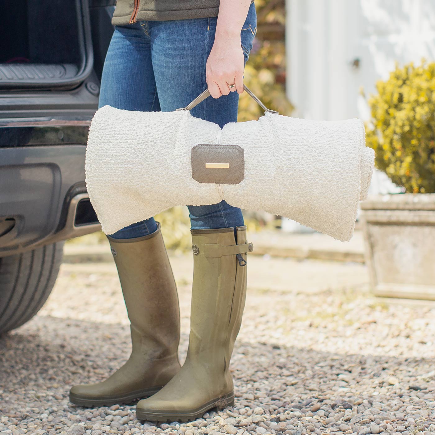 Embark on the perfect pet travel with our luxury Travel Mat in Ivory Boucle. Featuring a Carry handle for on the move once Rolled up for easy storage, can be used as a seat cover, boot mat or travel bed! Available now at Lords & Labradors US