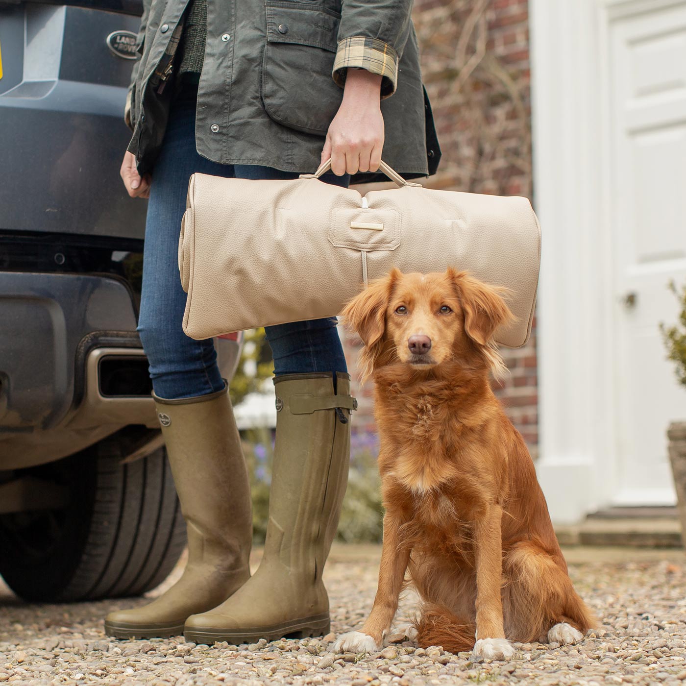 Embark on the perfect pet travel with our luxury Travel Mat in Rhino Sand. Featuring a Carry handle for on the move once Rolled up for easy storage, can be used as a seat cover, boot mat or travel bed! Available now at Lords & Labradors US