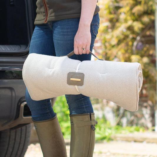 Embark on the perfect pet travel with our luxury Travel Mat in Natural Herringbone. Featuring a Carry handle for on the move once Rolled up for easy storage, can be used as a seat cover, boot mat or travel bed! Available now at Lords & Labradors US