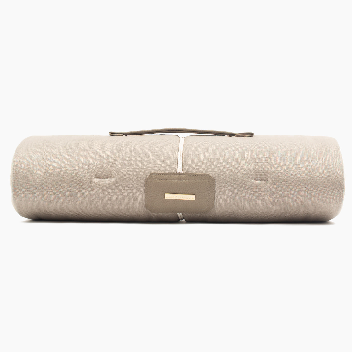 Embark on the perfect pet travel with our luxury Travel Mat in Savanna Stone! Featuring a Carry handle for on the move once Rolled up for easy storage, can be used as a seat cover, boot mat or travel bed! Available now at Lords & Labradors US