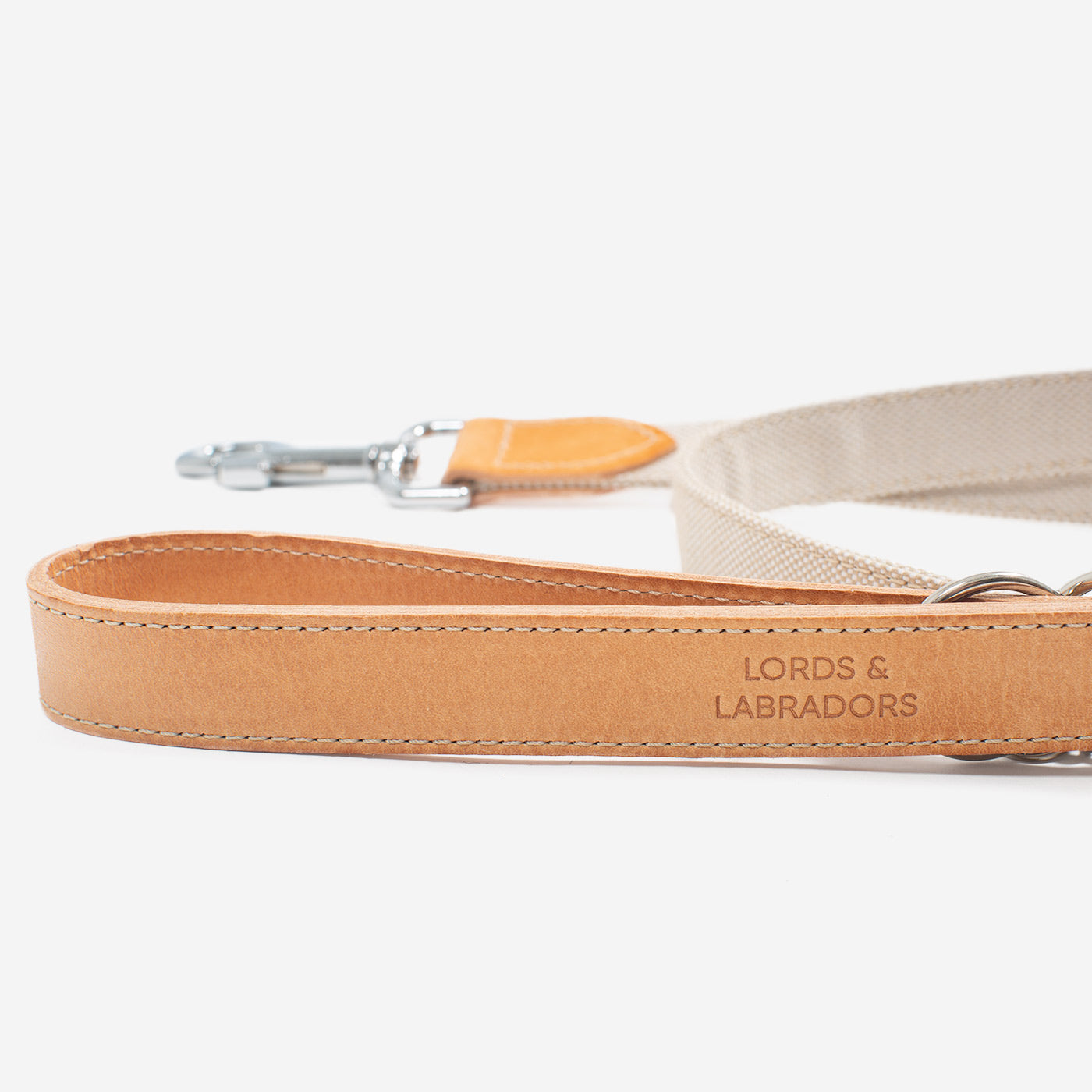 Discover dog walking luxury with our handcrafted Italian dog leash in beautiful essentials twill cream linen with cream fabric! The perfect leash for dogs available now at Lords & Labradors US