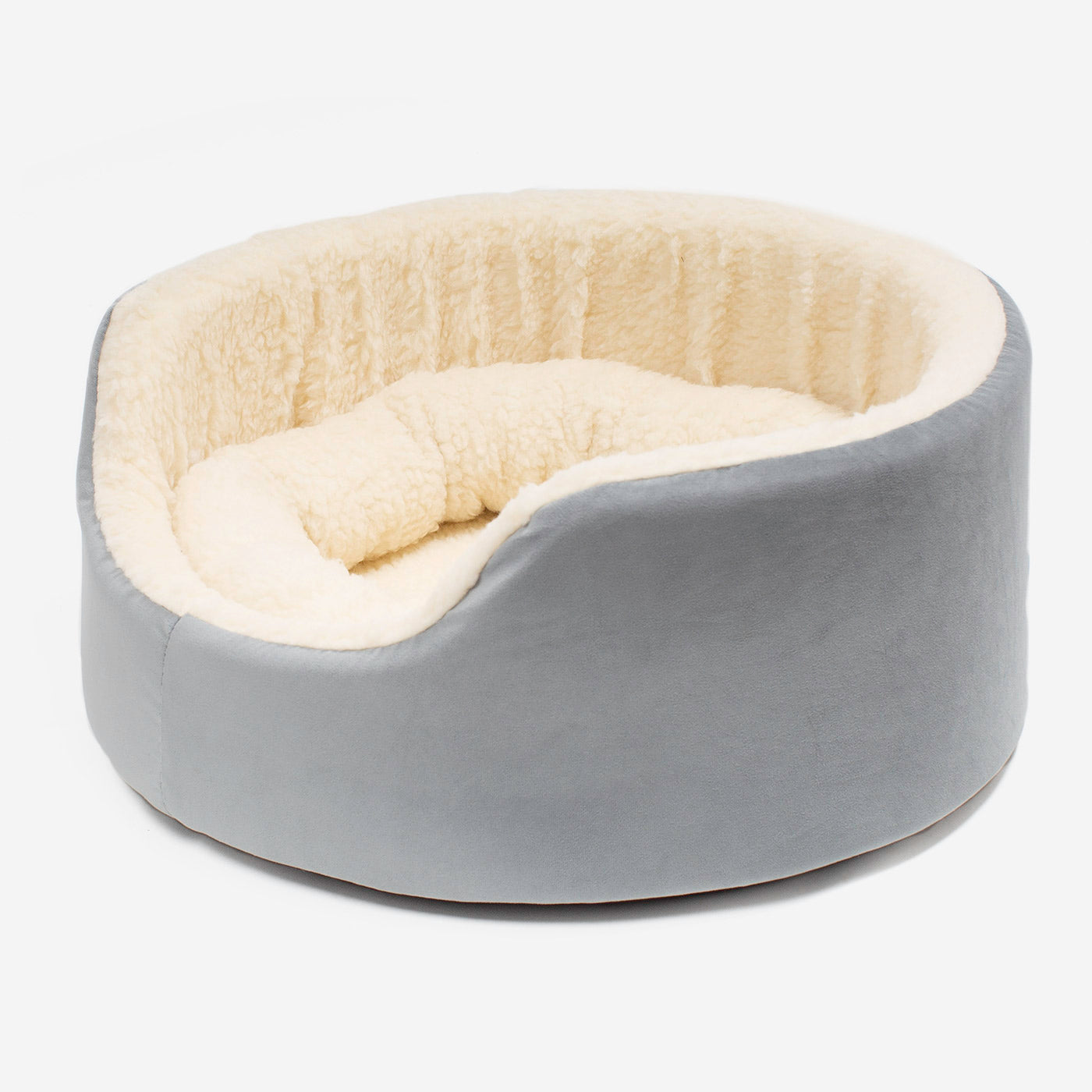Discover our luxurious dog bed perfect for puppy growing! Crafted from plush sherpa, faux suede outer and complete with soft foam inner to present the ideal dog bed for puppies to grow! Available now at Lords & Labradors US
